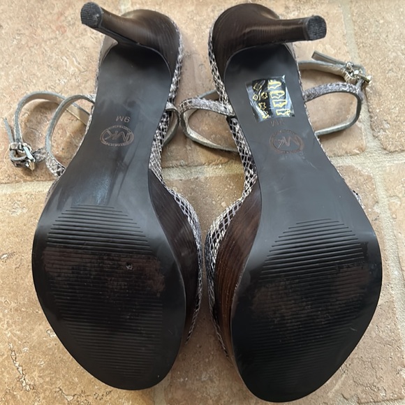 Excellent condition; worn once ; - Picture 5 of 7